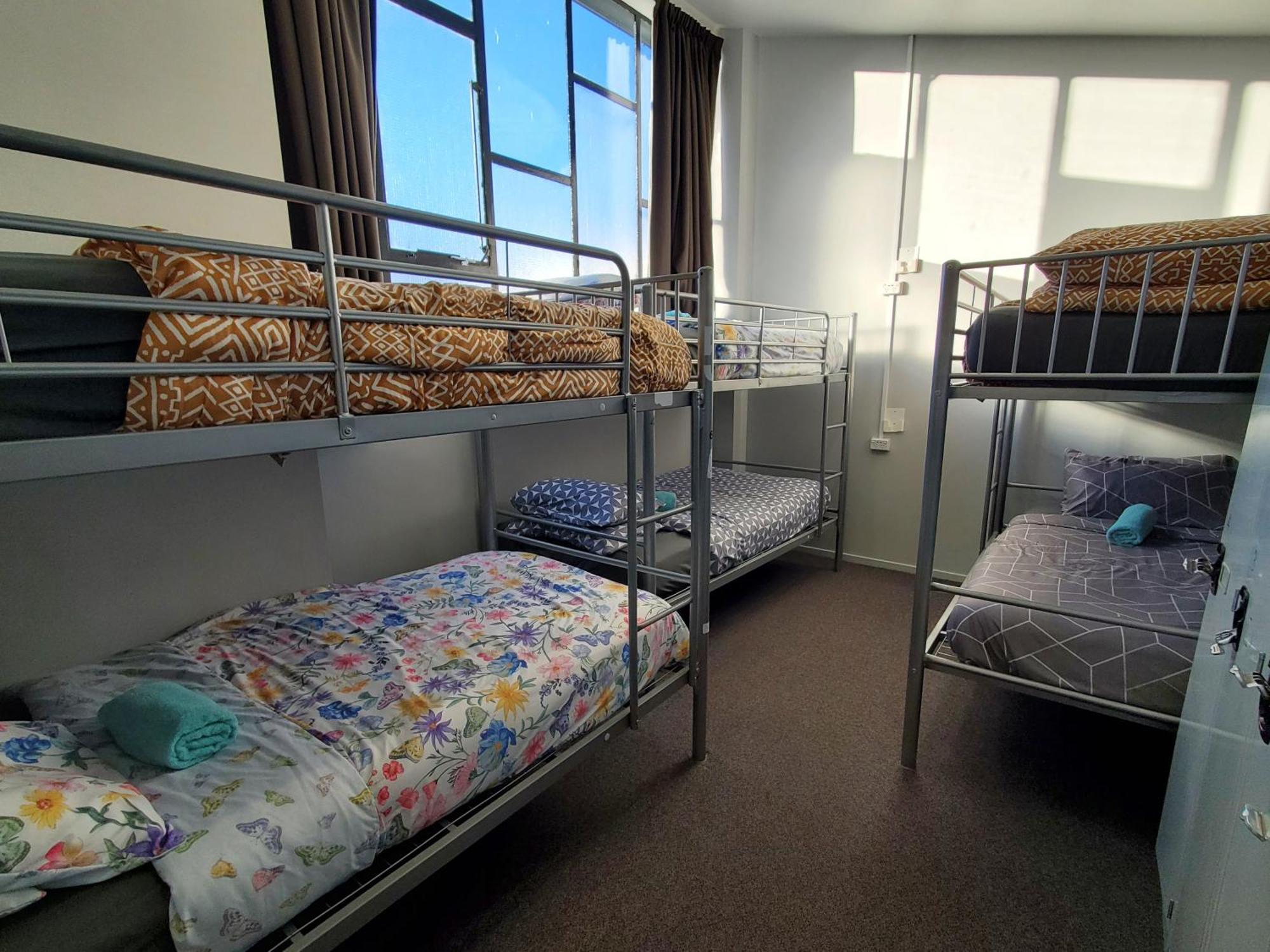 Ostello Urbanz Christchurch Esterno foto A room at the hostel