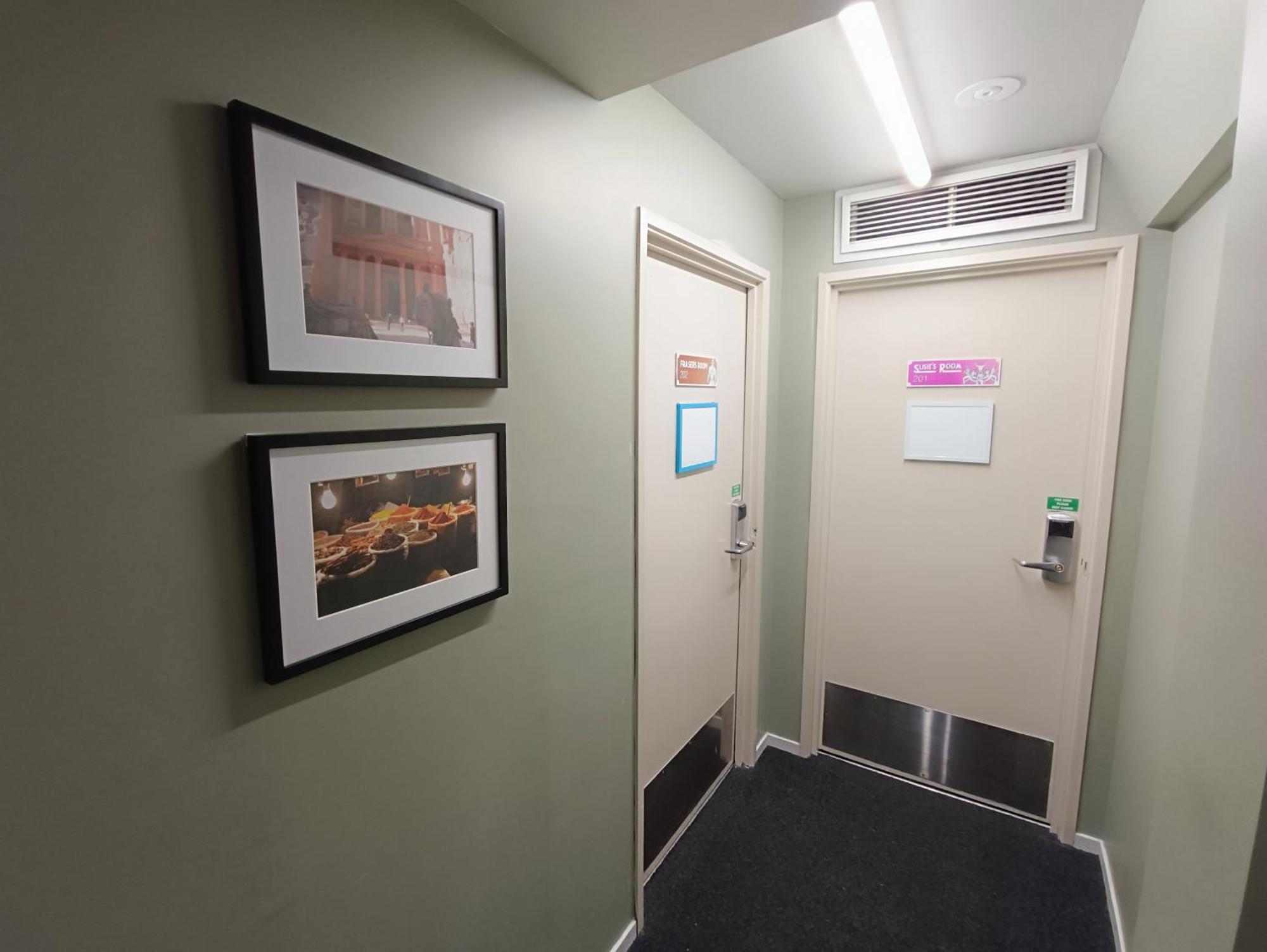Ostello Urbanz Christchurch Esterno foto A typical corridor