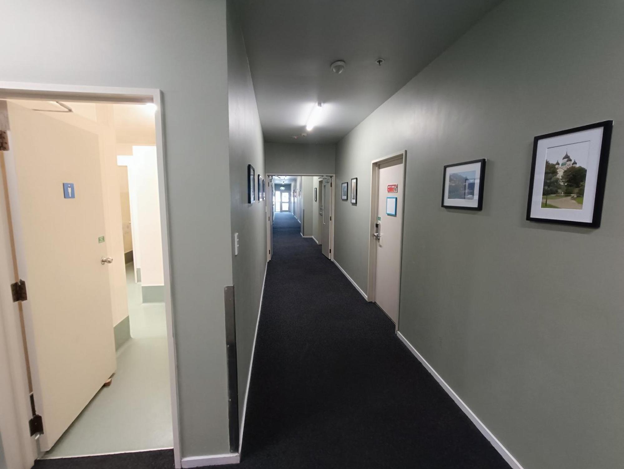 Ostello Urbanz Christchurch Esterno foto A corridor at the University of Waikato's E H Turbott Residence