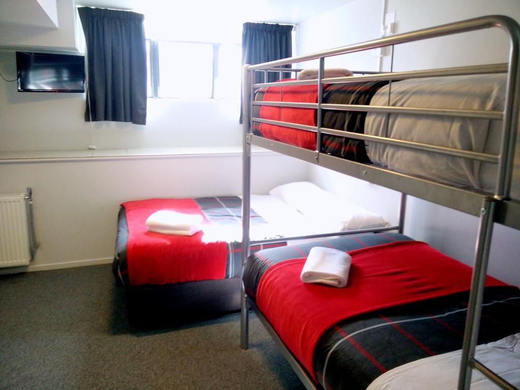 Ostello Urbanz Christchurch Esterno foto A typical room at the hostel