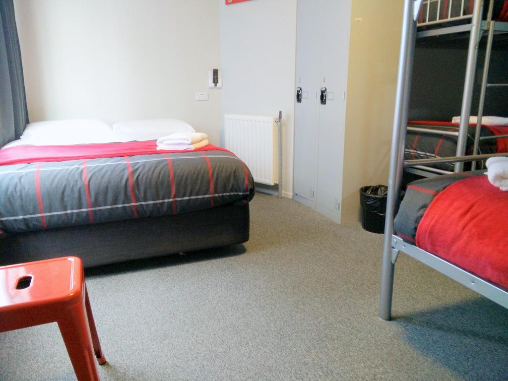 Ostello Urbanz Christchurch Esterno foto A typical room at a hostel