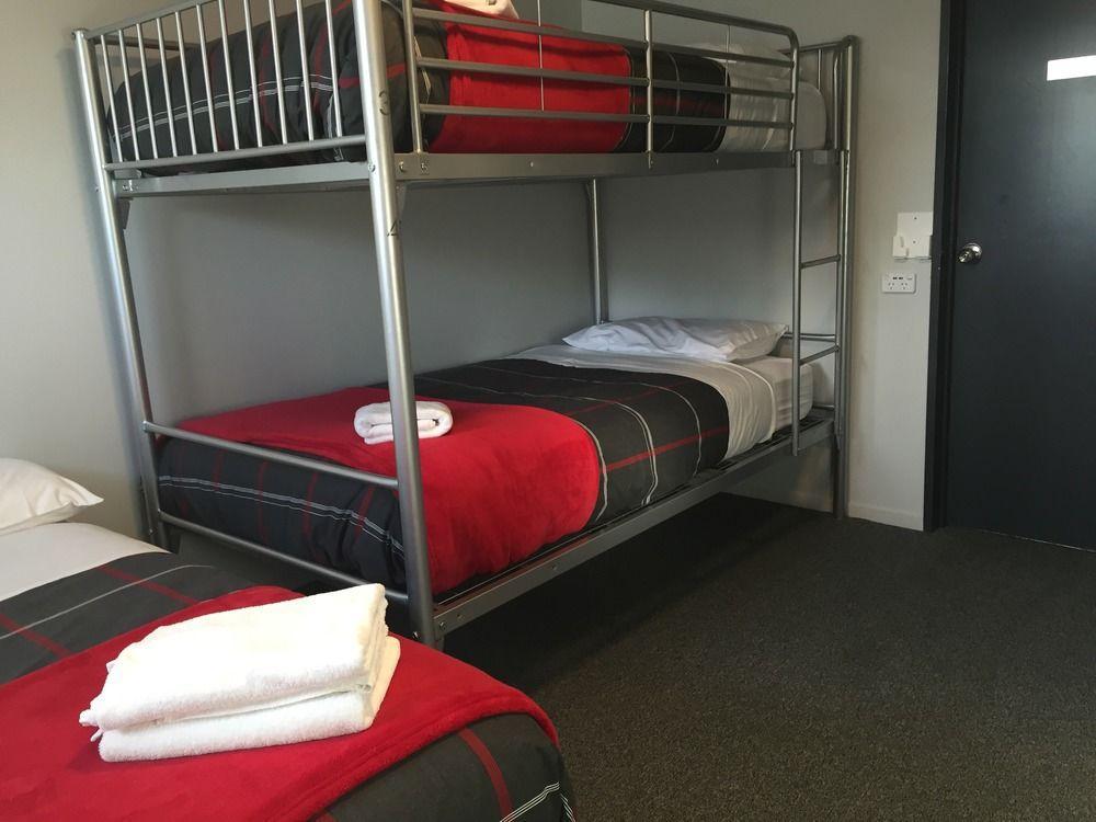 Ostello Urbanz Christchurch Esterno foto A room at the motel