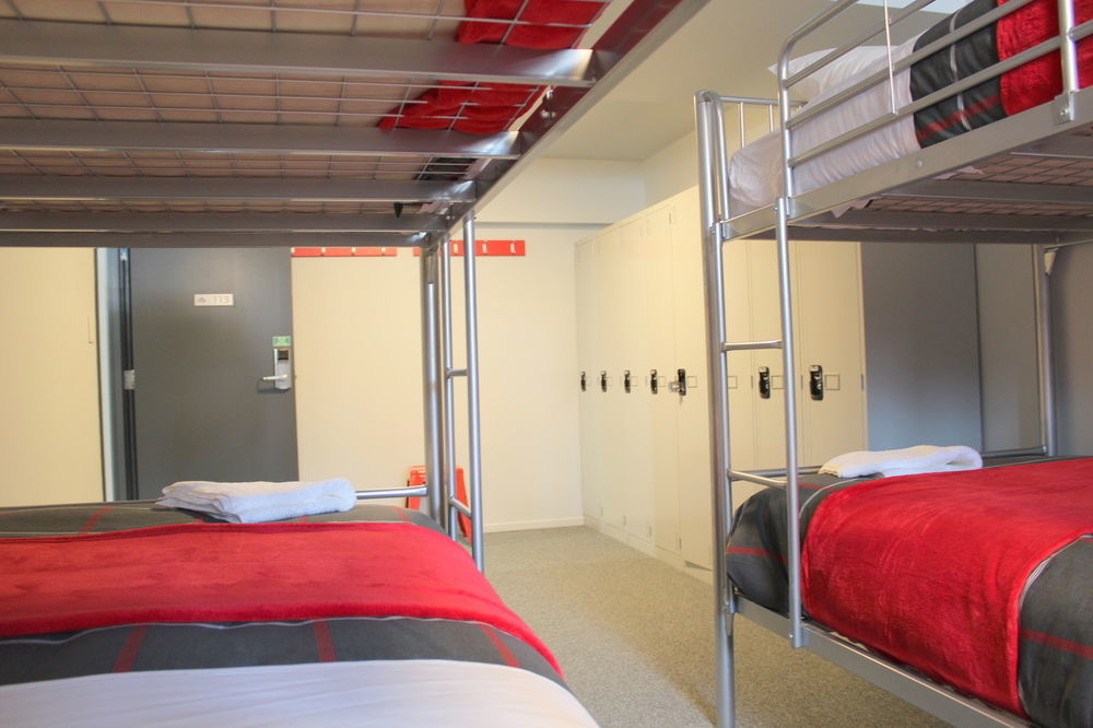 Ostello Urbanz Christchurch Esterno foto A typical room at a typical hostel