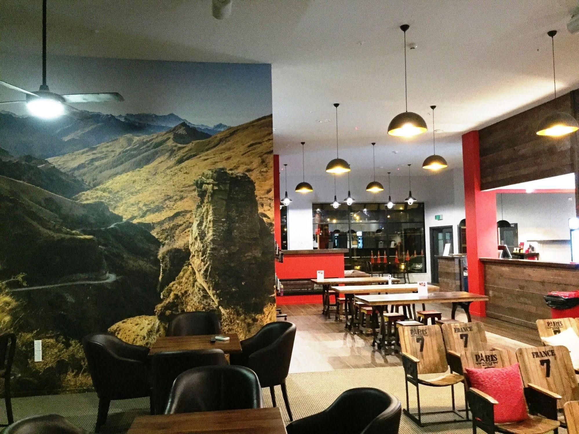 Ostello Urbanz Christchurch Esterno foto Interior of a restaurant in the station