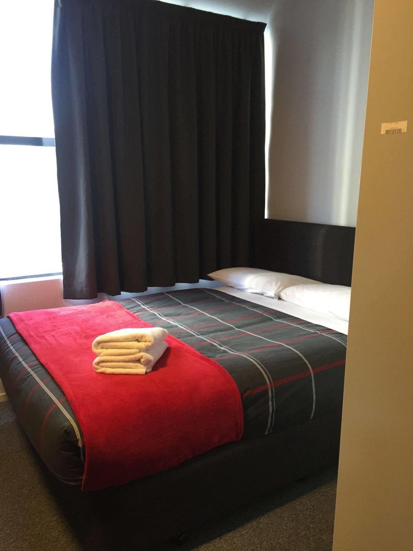 Ostello Urbanz Christchurch Esterno foto A room at the hotel