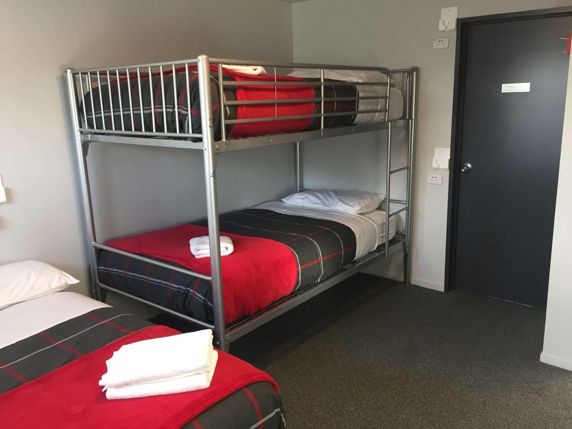 Ostello Urbanz Christchurch Esterno foto A bunk bed in a hostel