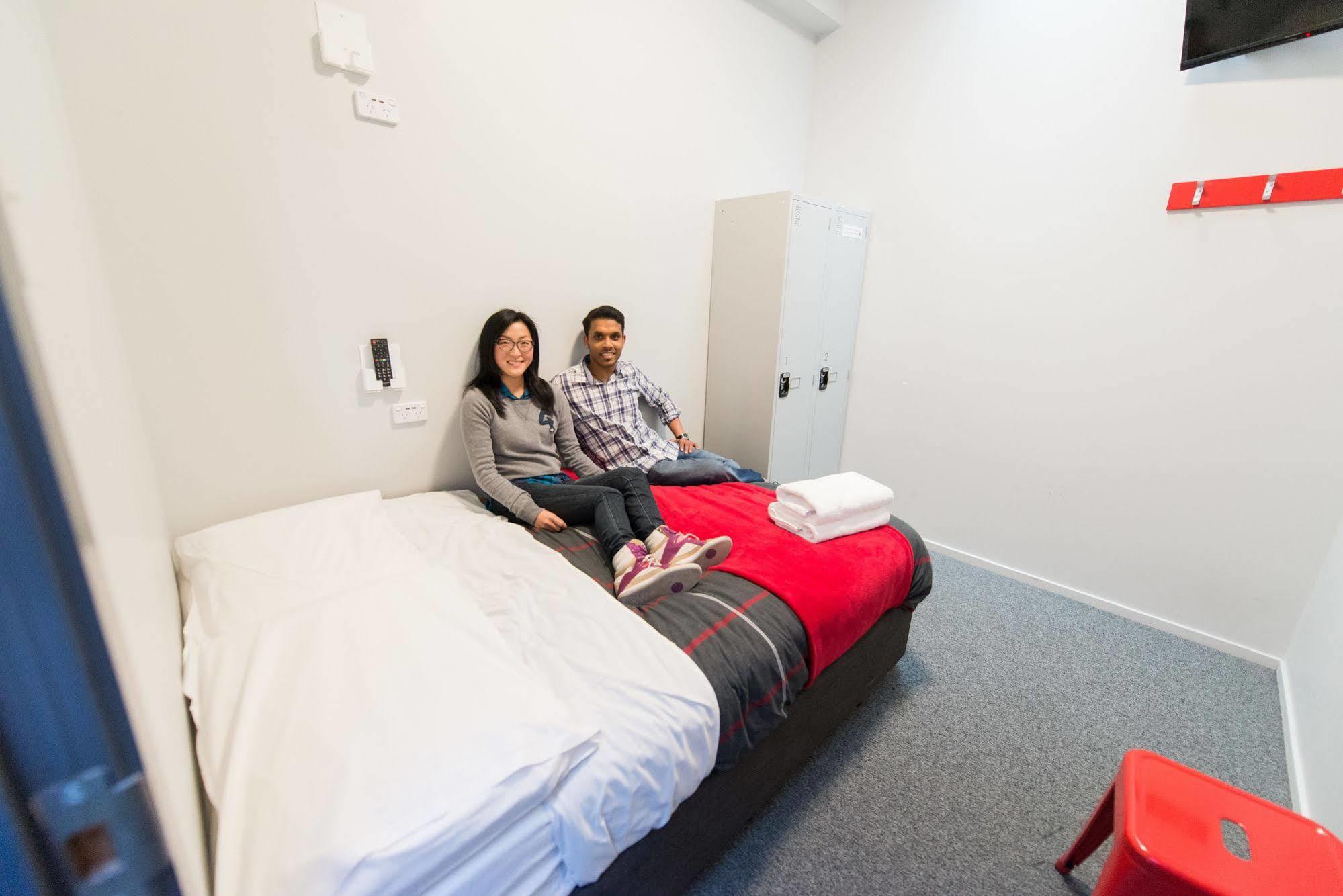 Ostello Urbanz Christchurch Esterno foto A room at the hotel