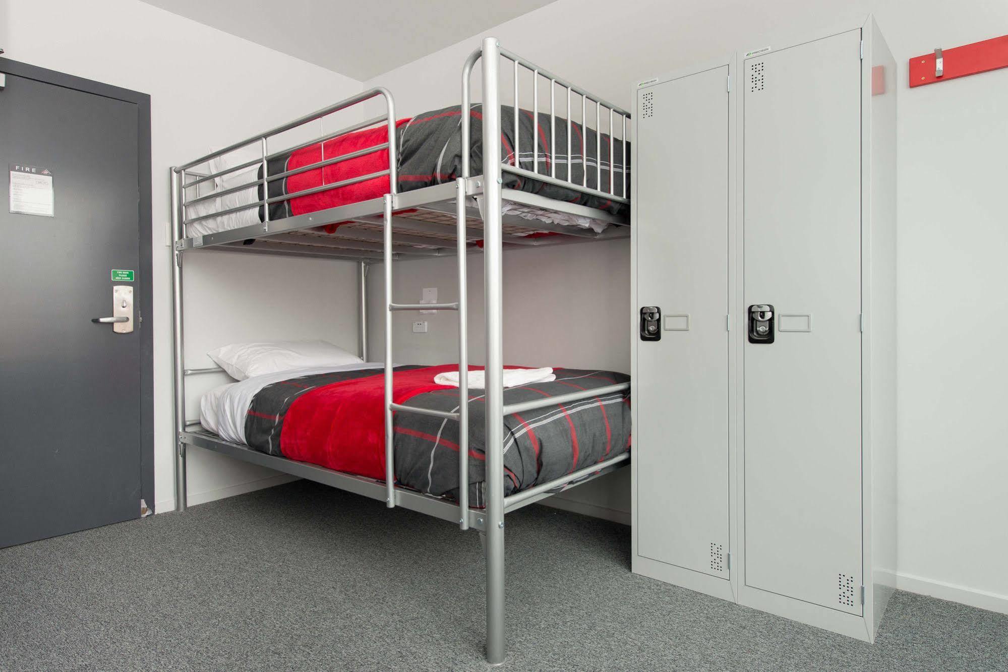 Ostello Urbanz Christchurch Esterno foto A bunk bed