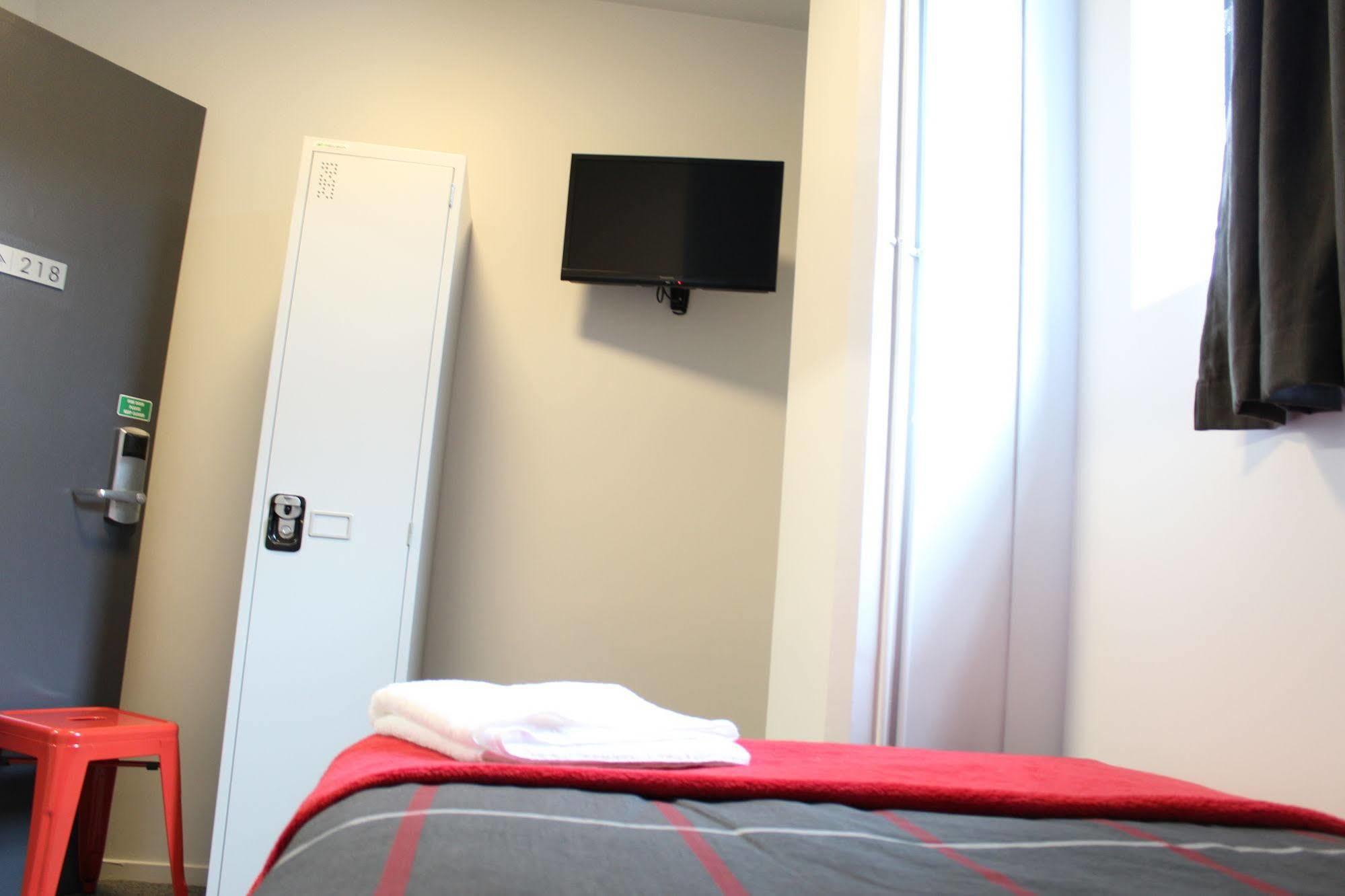 Ostello Urbanz Christchurch Esterno foto A room at a B&B hotel in Paris