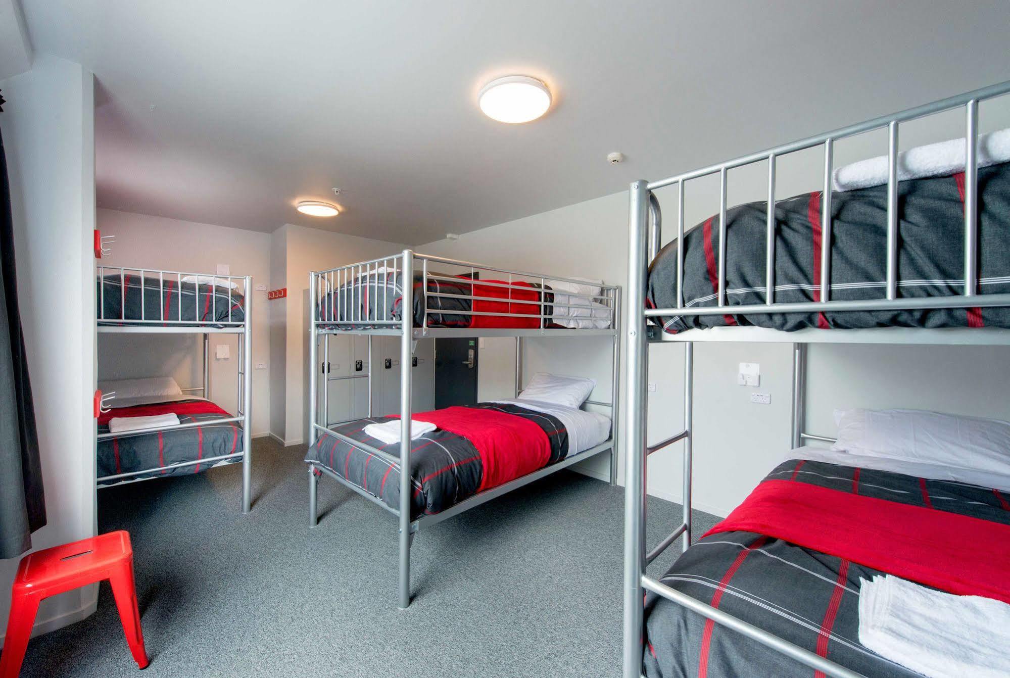 Ostello Urbanz Christchurch Esterno foto A typical room at a backpackers' hostel in Australia