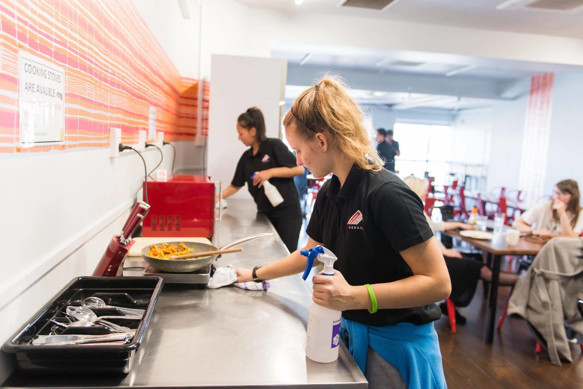 Ostello Urbanz Christchurch Esterno foto A student working in the kitchen at the restaurant