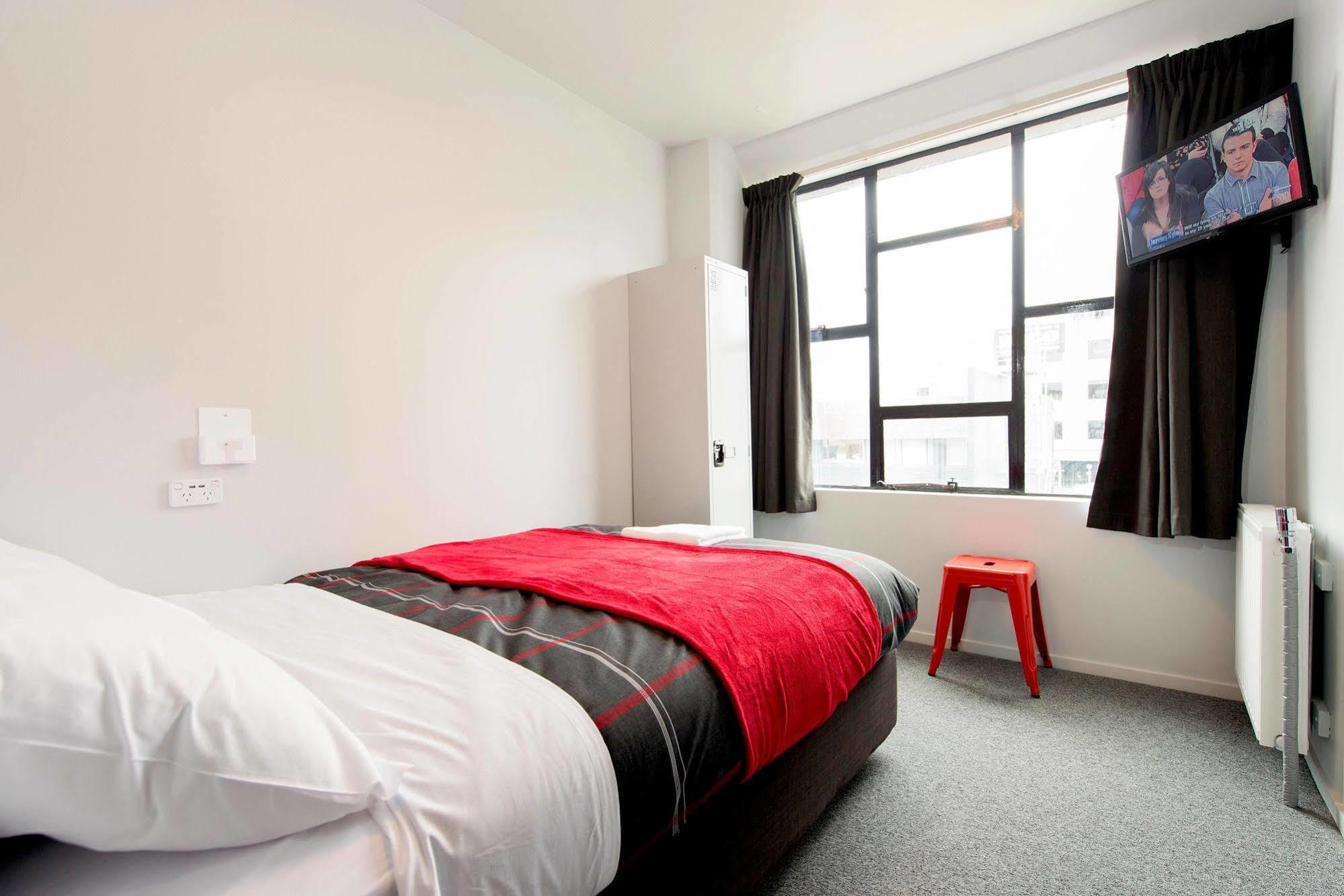 Ostello Urbanz Christchurch Esterno foto A room at the hotel