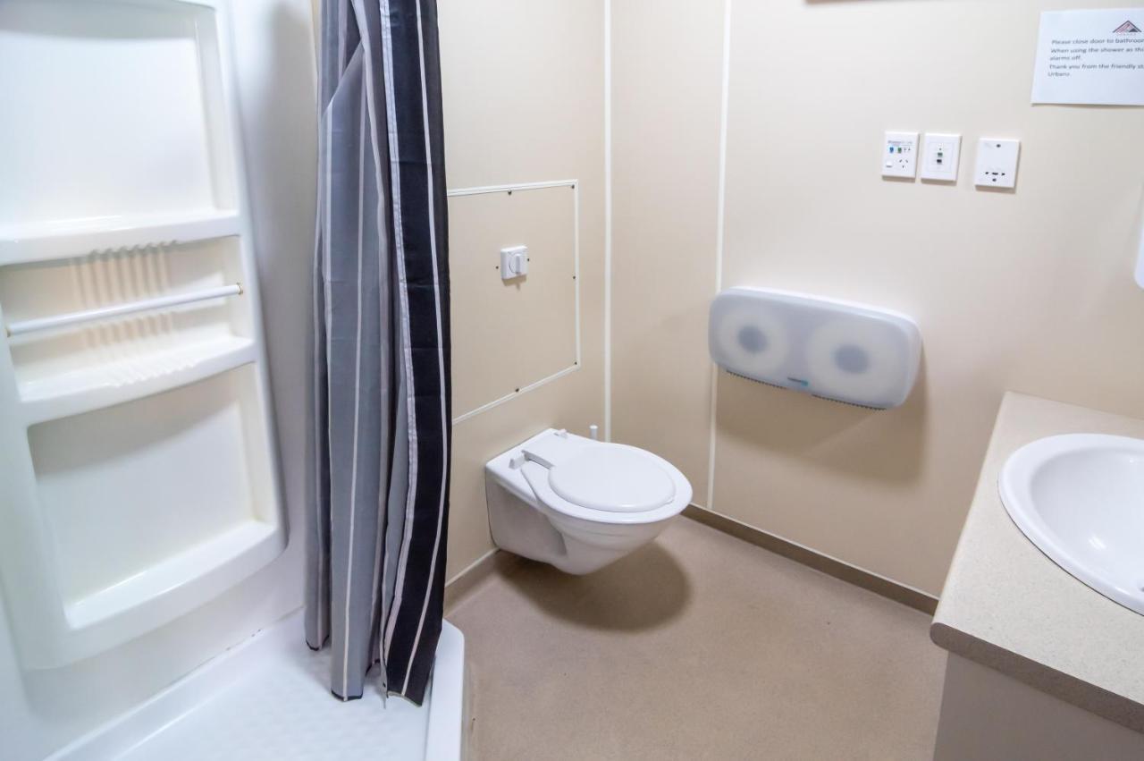 Ostello Urbanz Christchurch Esterno foto A typical bathroom in a student flat