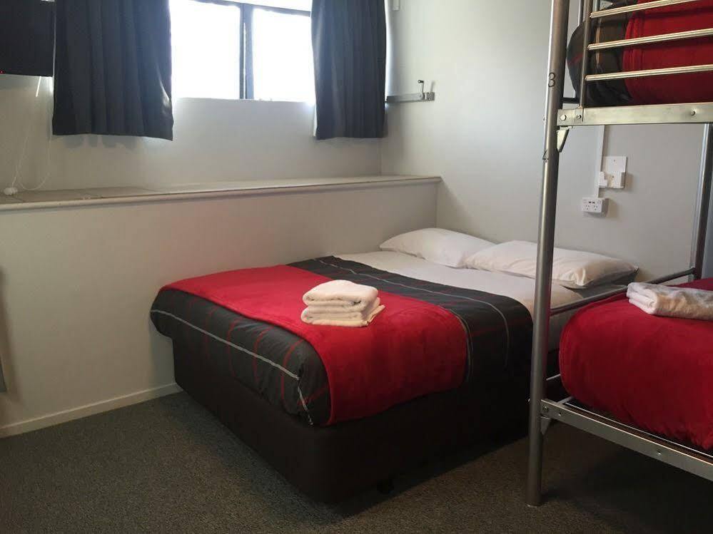 Ostello Urbanz Christchurch Esterno foto A room at the YHA in Dunedin, New Zealand