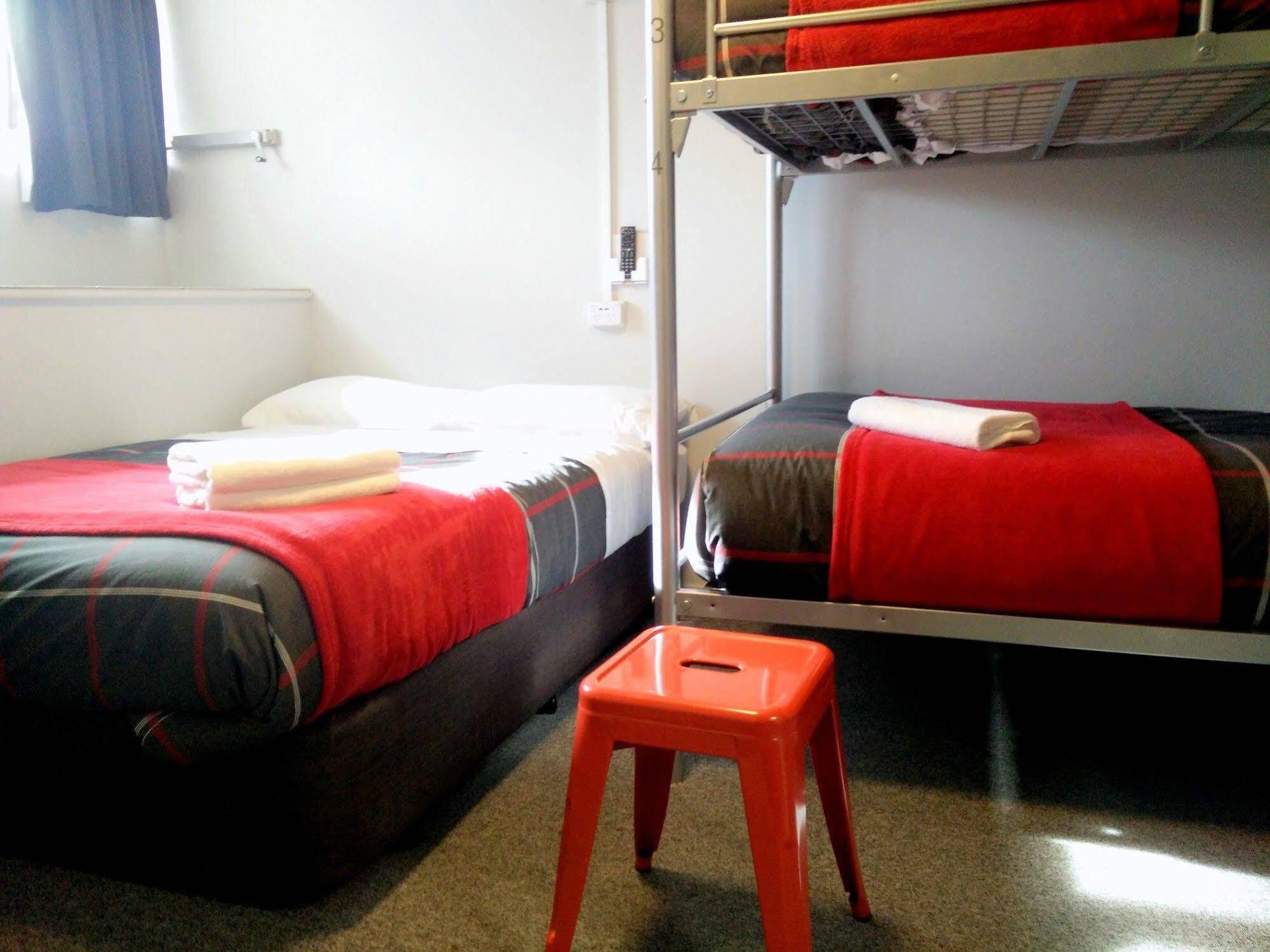 Ostello Urbanz Christchurch Esterno foto A typical room at a backpackers' hostel in Dunedin, New Zealand